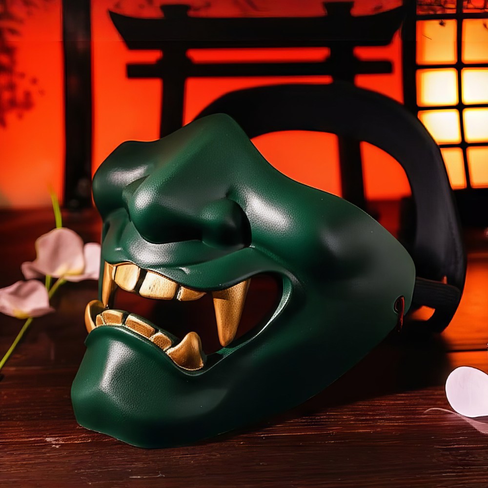 Demi masque japonais Hannya vert avec dents dorées, décor traditionnel et expression menaçante