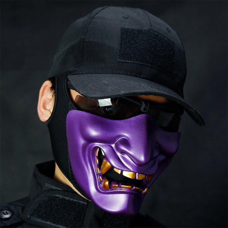 Demi masque japonais Hannya violet en plastique brillant avec dents dorées porté de face en léger angle