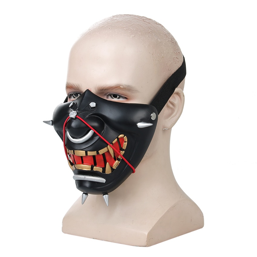 Demi masque japonais samouraï noir en cuir avec dents rouges et pointes métalliques porté sur un mannequin