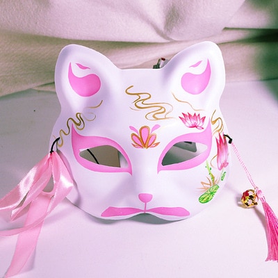 Masque japonais chat blanc en plastique avec décorations roses et dorées, rubans roses et petit grelot attaché sur le côté