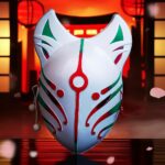 Masque japonais Kitsune allongé blanc avec motifs rouges et verts, décor renard sacré traditionnel
