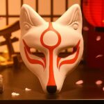 Masque japonais Kitsune blanc avec motifs rouges traditionnels en forme de renard sacré