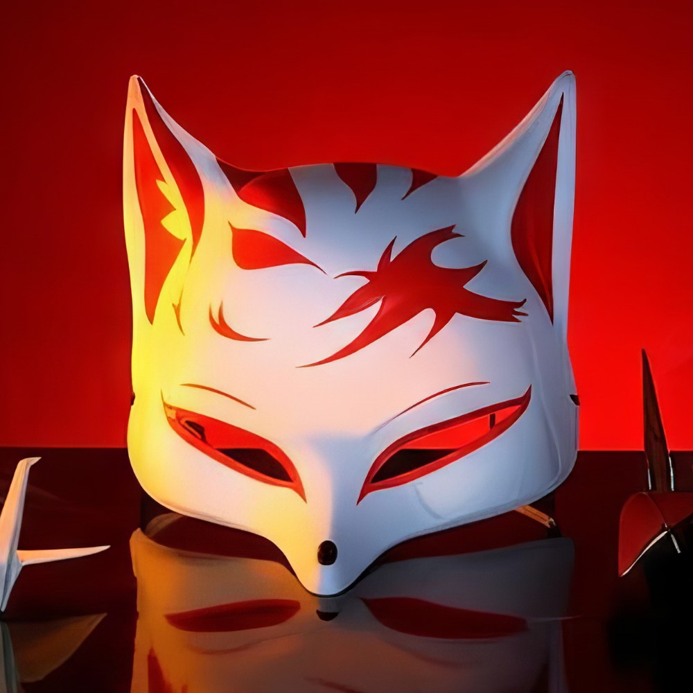 Masque japonais Kitsune blanc avec motifs rouges et noirs, forme de renard sacré, décoré pour carnaval