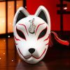 Masque japonais Kitsune blanc en résine avec motifs rouges et noirs, orné d'un symbole calligraphique sur le front et d'un cordon rouge sur le côté