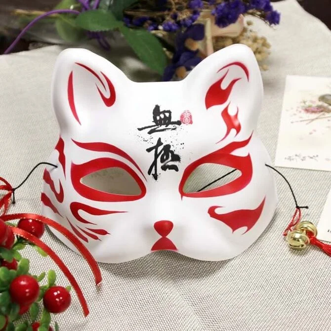 Masque japonais Kitsune Le Fourbe blanc en plastique avec motifs rouges et inscriptions noires, vue de face