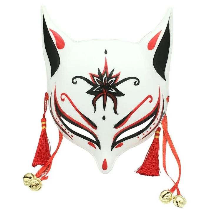 Masque japonais Kitsune Le Retord blanc en céramique avec motifs rouges et noirs, décor floral central, pompons rouges et clochettes dorées