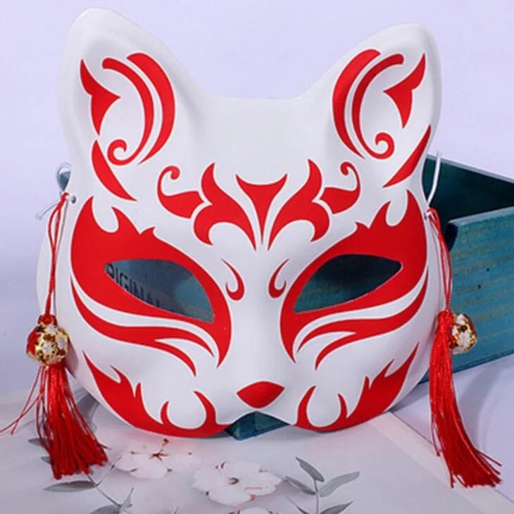 Masque japonais Kitsune maléfique en plastique blanc avec motifs rouges, décorations en pompons rouges suspendus aux côtés