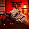 Masque japonais Oni blanc en résine avec cornes dorées et motifs gravés, décoration traditionnelle du folklore japonais