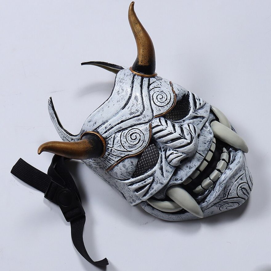 Masque japonais Oni blanc en résine avec cornes dorées et motifs gravés, vue latérale droite