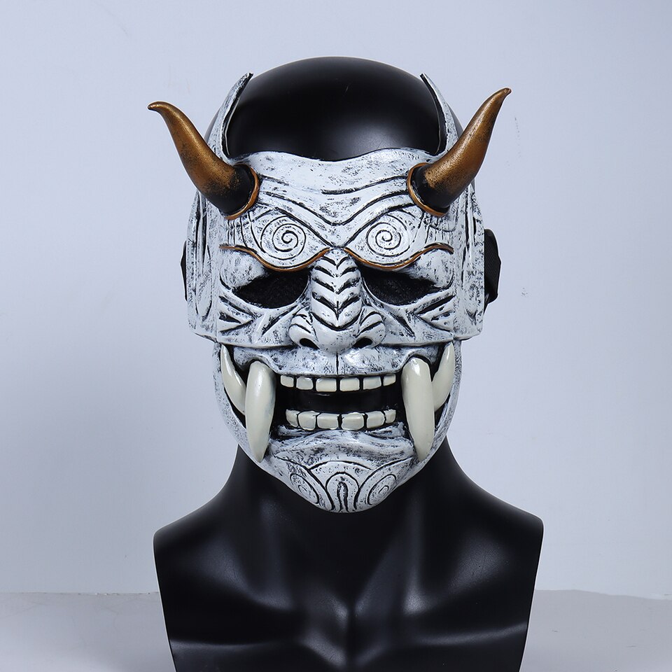 Masque japonais Oni blanc en résine avec cornes marron et grandes défenses, vue de face