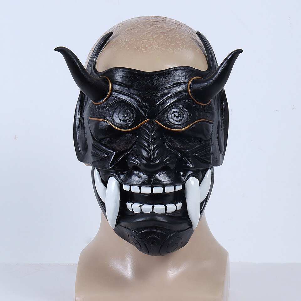 Masque japonais Oni noir en plastique avec cornes et grandes dents blanches, vue de face