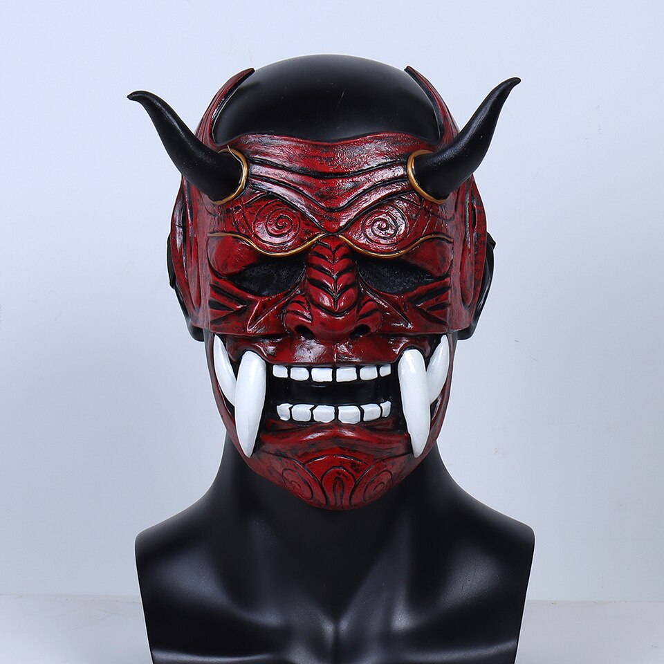 Masque japonais Oni rouge en résine avec cornes noires et grandes dents blanches, détail du visage sculpté