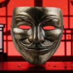 Masque Théâtre Japonais en bois sculpté avec expression souriante et moustache fine, décor traditionnel